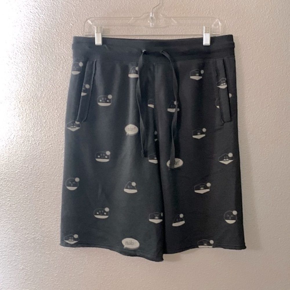 NIKE Patterned Black Sweat Shorts w elastic waist, drawstring & pockets